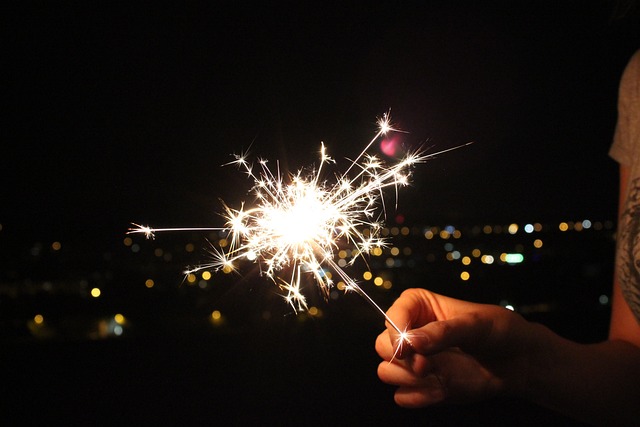 sparkler-2533043_640